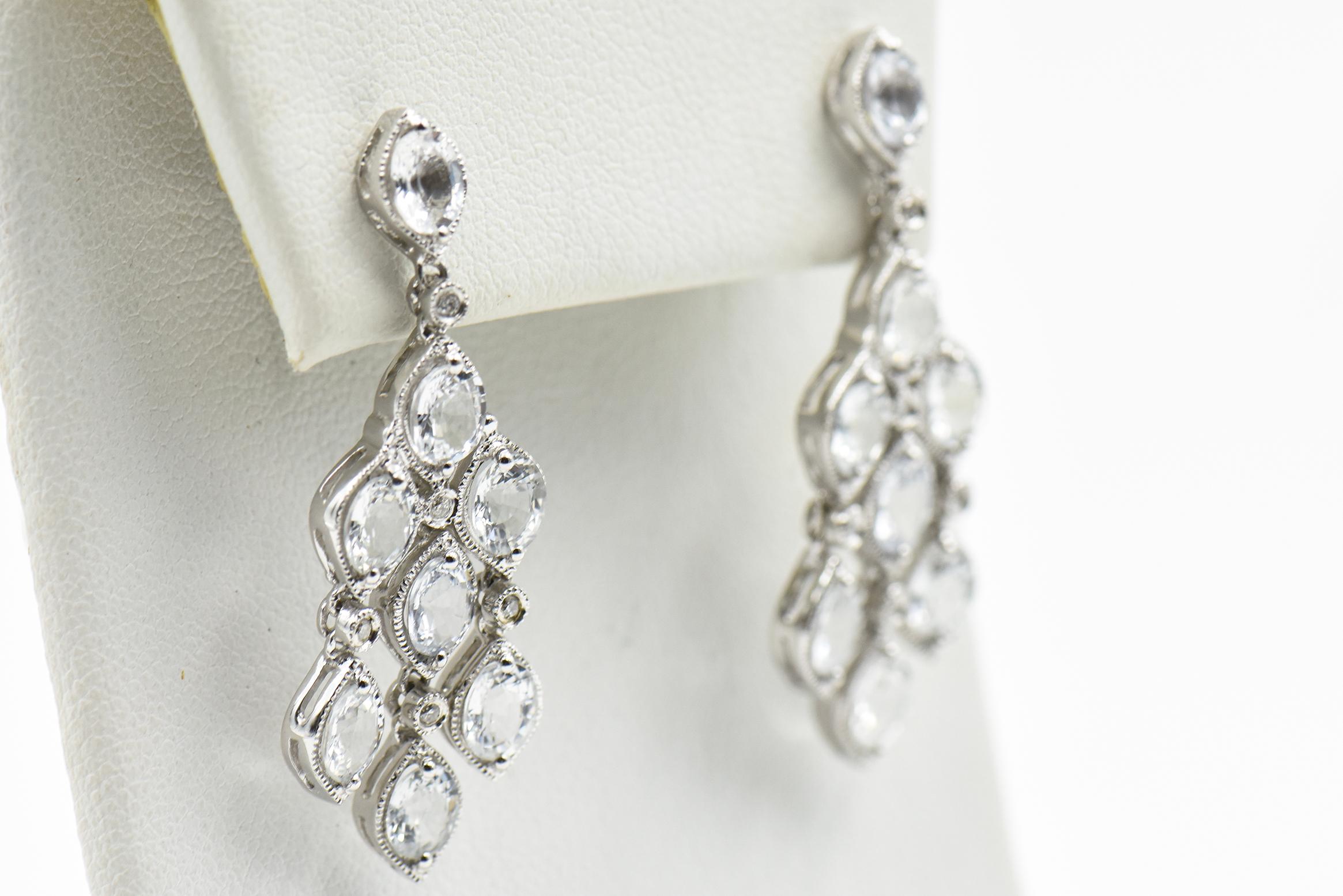 Boucles d'oreilles pendantes de style chandelier en or blanc 18k avec CZs.  Parfait pour une réception avec cravate noire.
