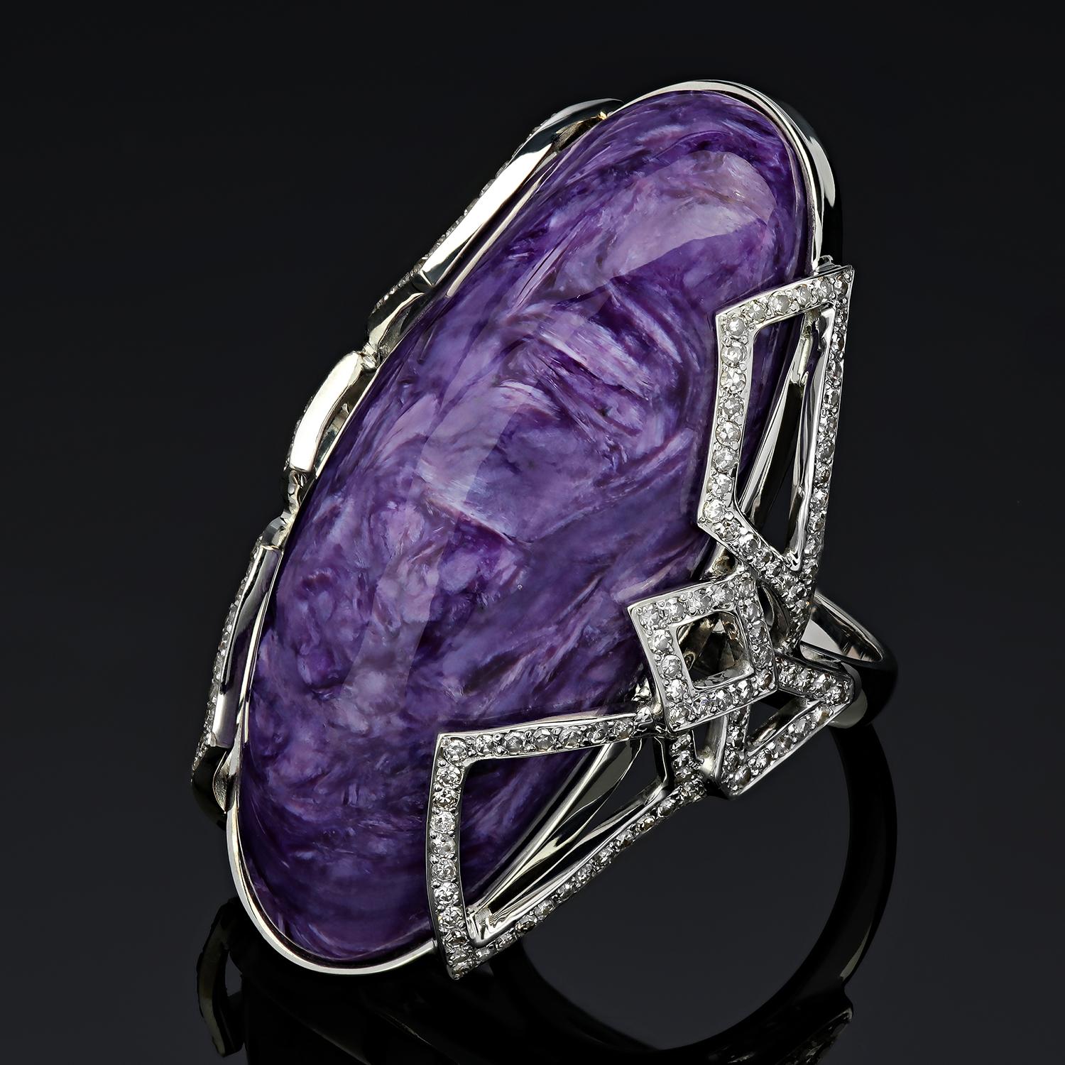 Bague en Charoite naturelle de belle qualité montée sur or blanc 14K et 190 Diamants
Mesures de la charoïte - 0,63 х 1,85 in / 16 х 47 mm
Poids de la charoite - 46.43 carats
Longueur de la charoite - 10 mm
poids de la bague - 19.25 grammes
Taille de