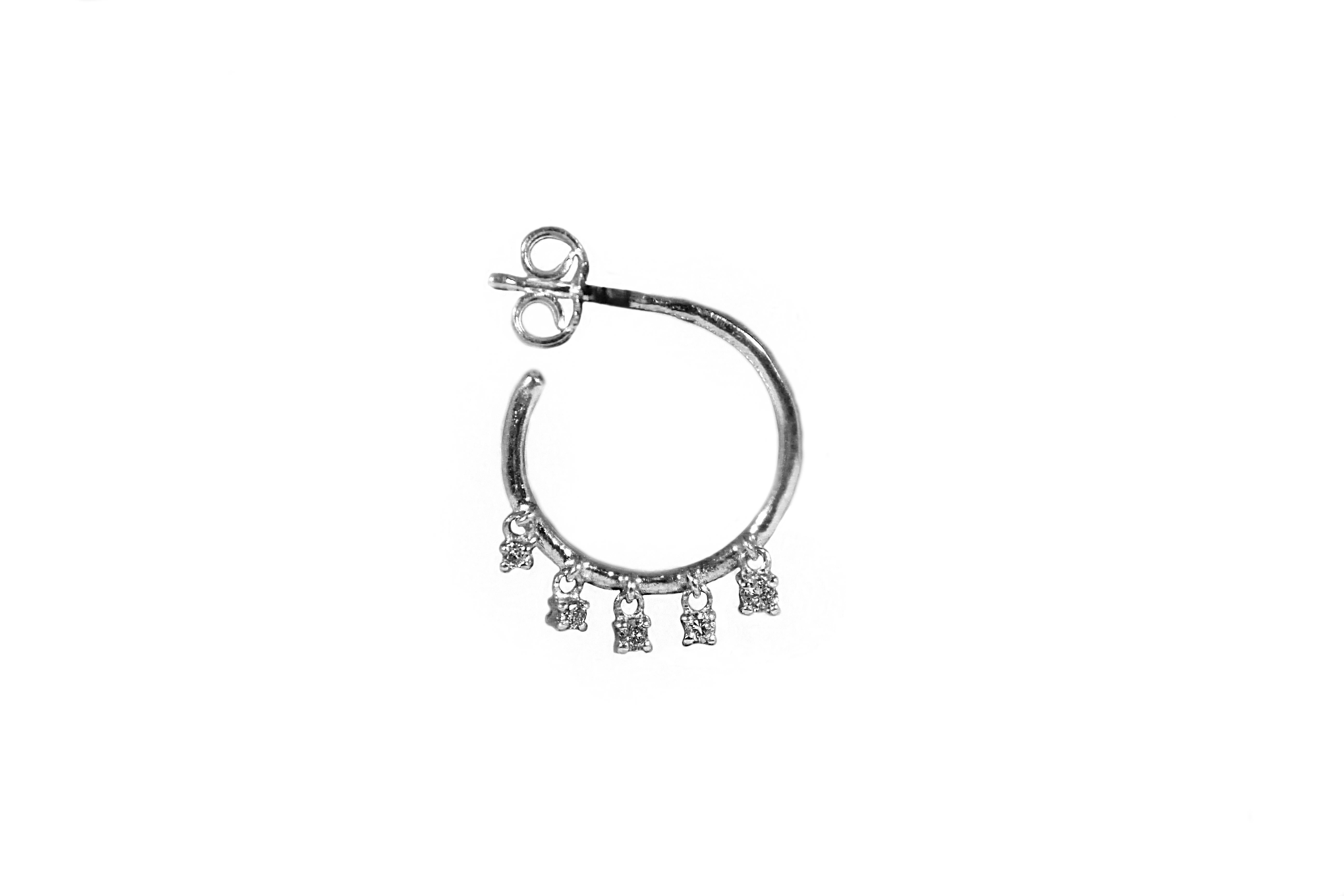 White gold circlet earrings with 5  hanging diamonds.

Composition : 
Gold 3,95 gr (18K)
10 diamonds 0,17 ct

