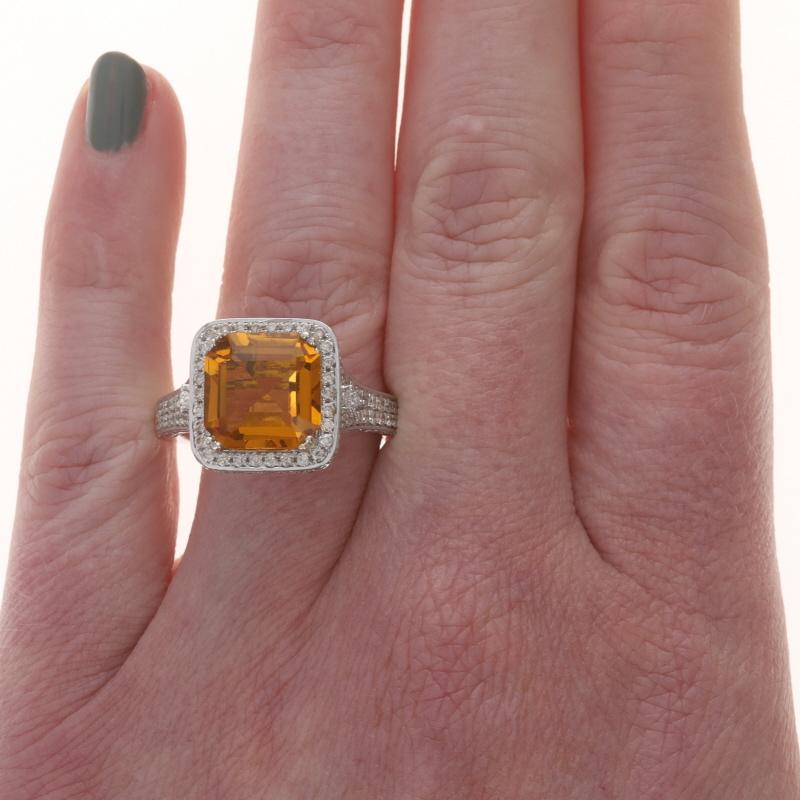 Taglio Asscher Anello aureola con diamante citrino in oro bianco - 14k Asscher 7,25ctw in vendita