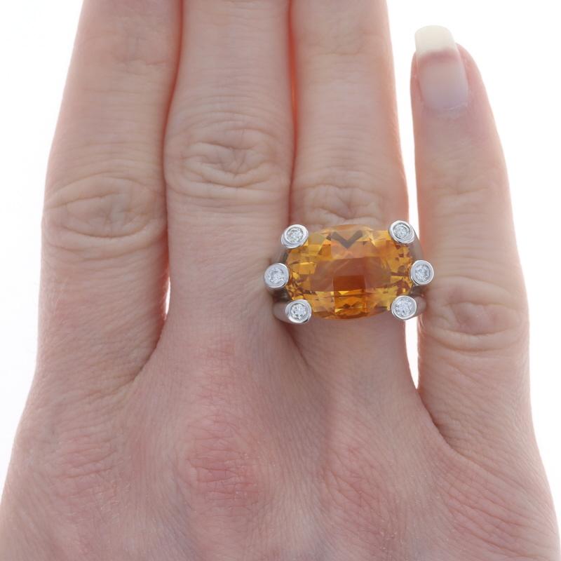 Taille : 7 1/4

Contenu métallique : Or blanc 18k

Informations sur les pierres

Citrine Naturelle
Traitement : Chauffage
Carat(s) : 13.80ct
Coupe : damier ovale
Couleur : Orange

Diamants naturels
Carat(s) : .30ctw
Coupe : Brillant rond
Couleur : G