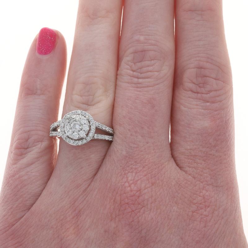 Bague de fiançailles en or blanc Cluster Halo 10k Round Brilliante 1.00ctw Excellent état - En vente à Greensboro, NC