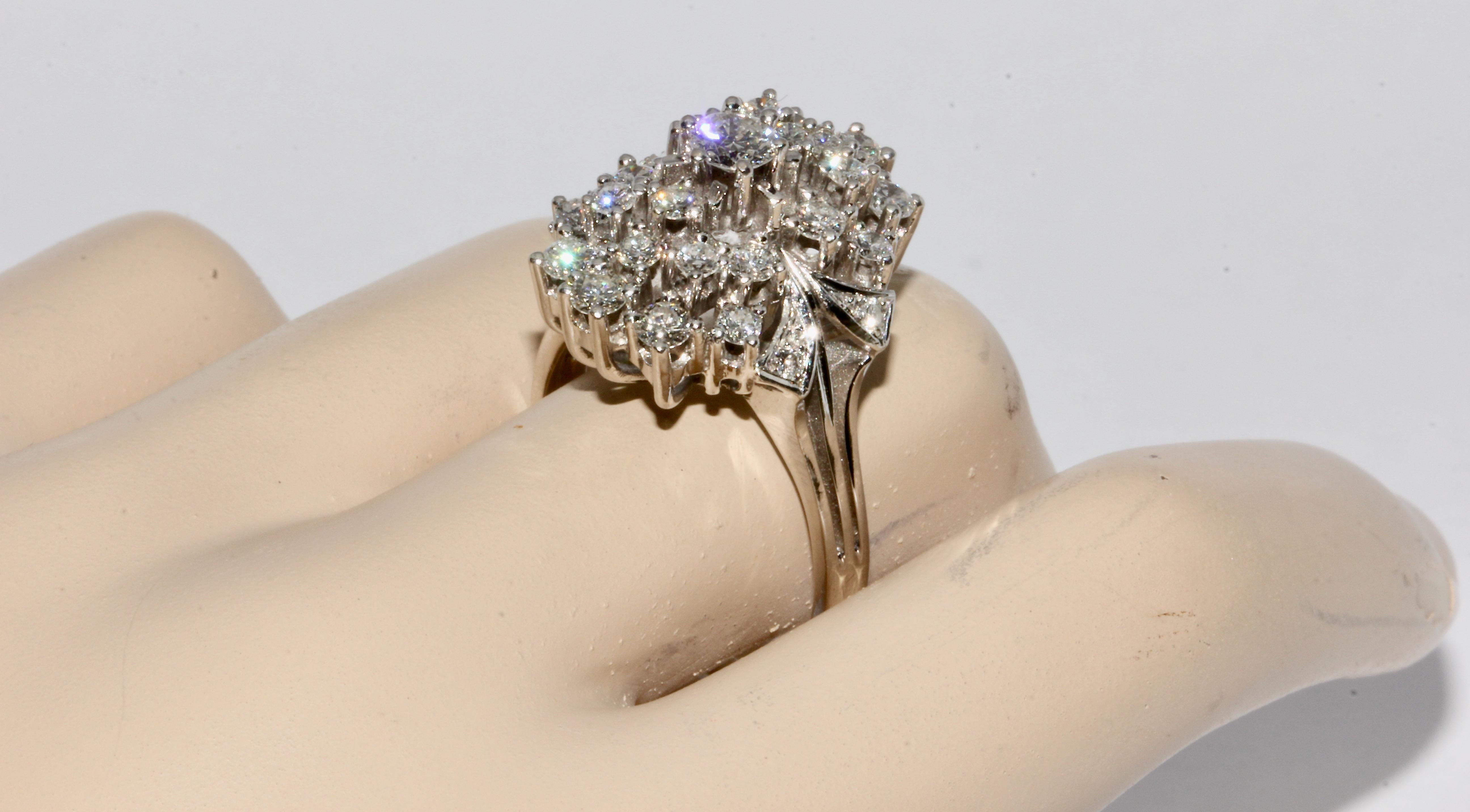 Anello a grappolo in oro bianco con 27 diamanti bianchi incastonati in vendita 1