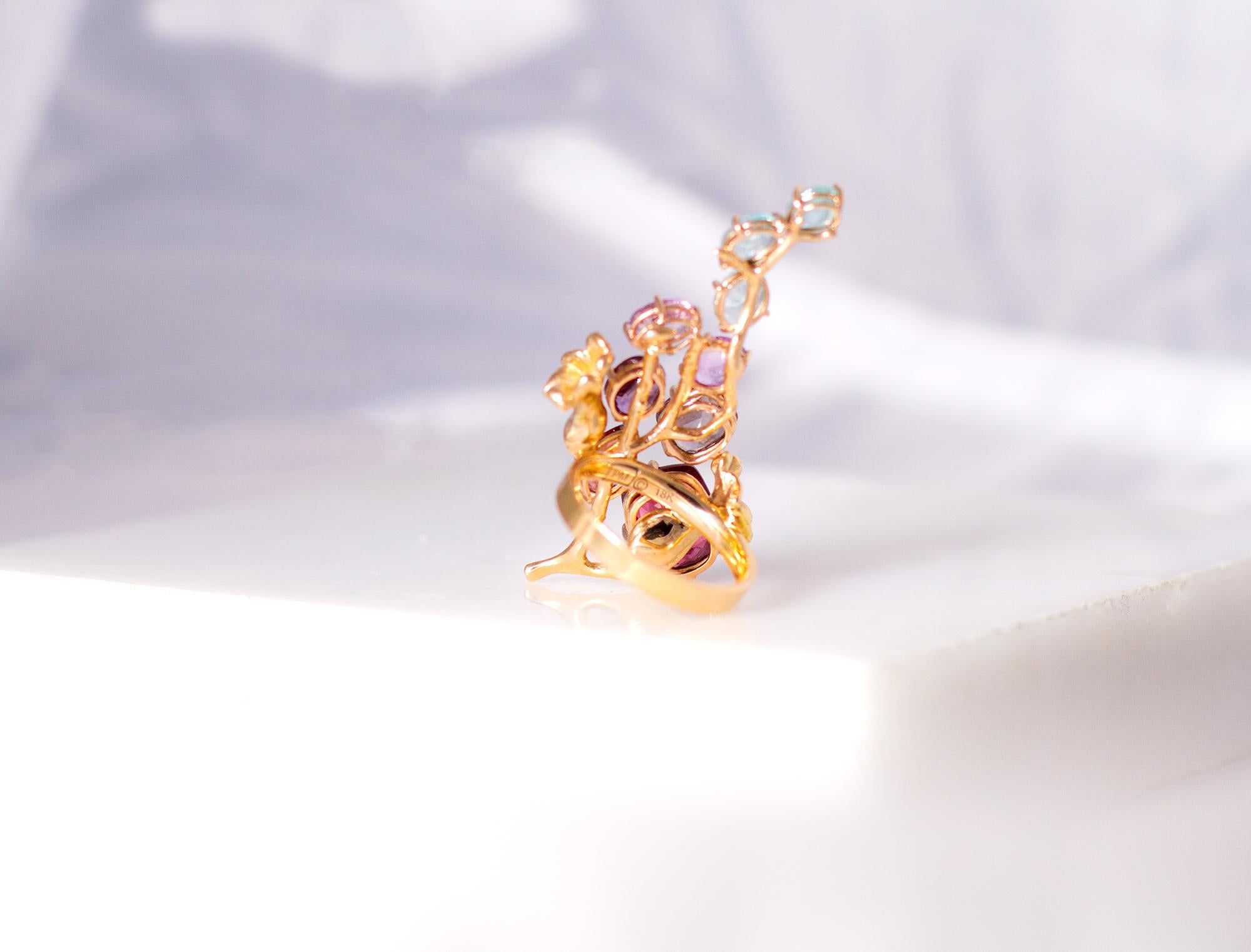 Anello Cocktail in oro bianco con dodici carati di zaffiri verdi e tormaline in vendita 4