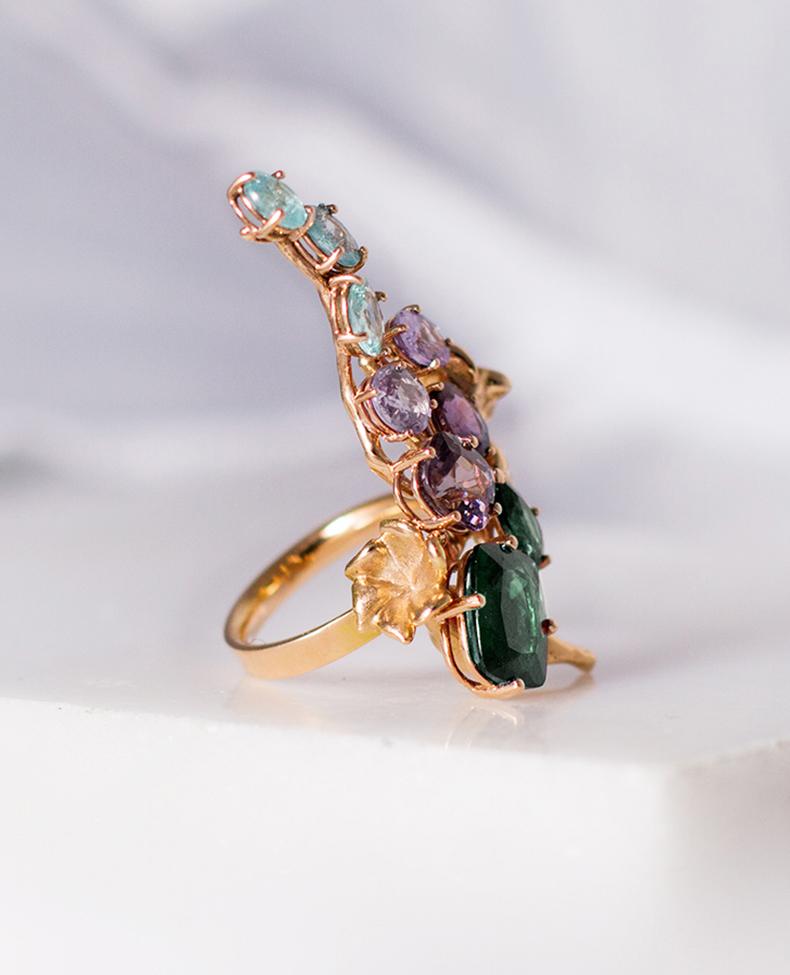 Anello Cocktail in oro bianco con dodici carati di zaffiri verdi e tormaline in vendita 6