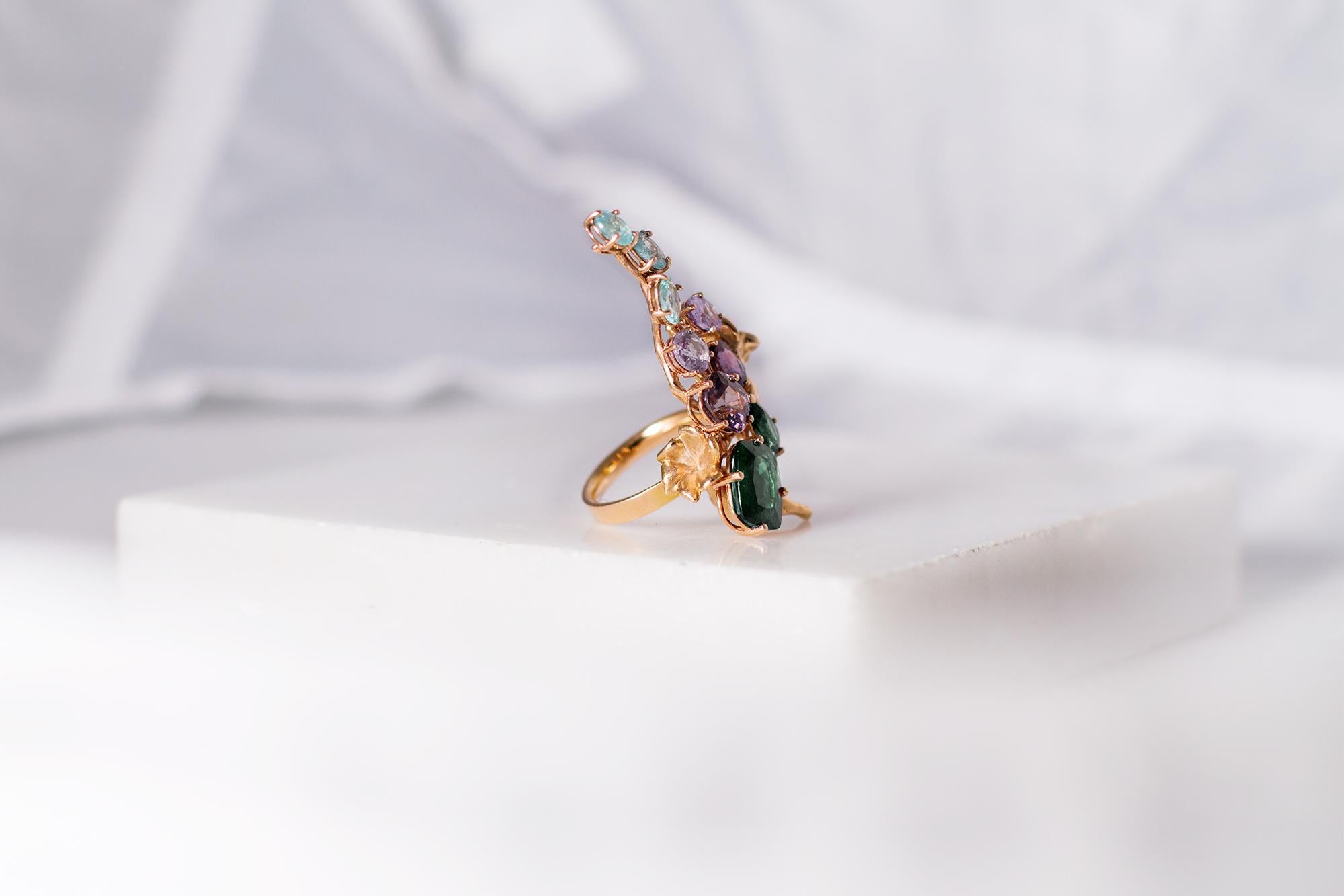 Anello Cocktail in oro bianco con dodici carati di zaffiri verdi e tormaline in vendita 7