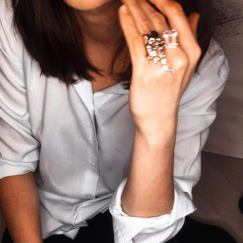 Anello Cocktail in oro bianco con dodici carati di zaffiri verdi e tormaline in vendita 1