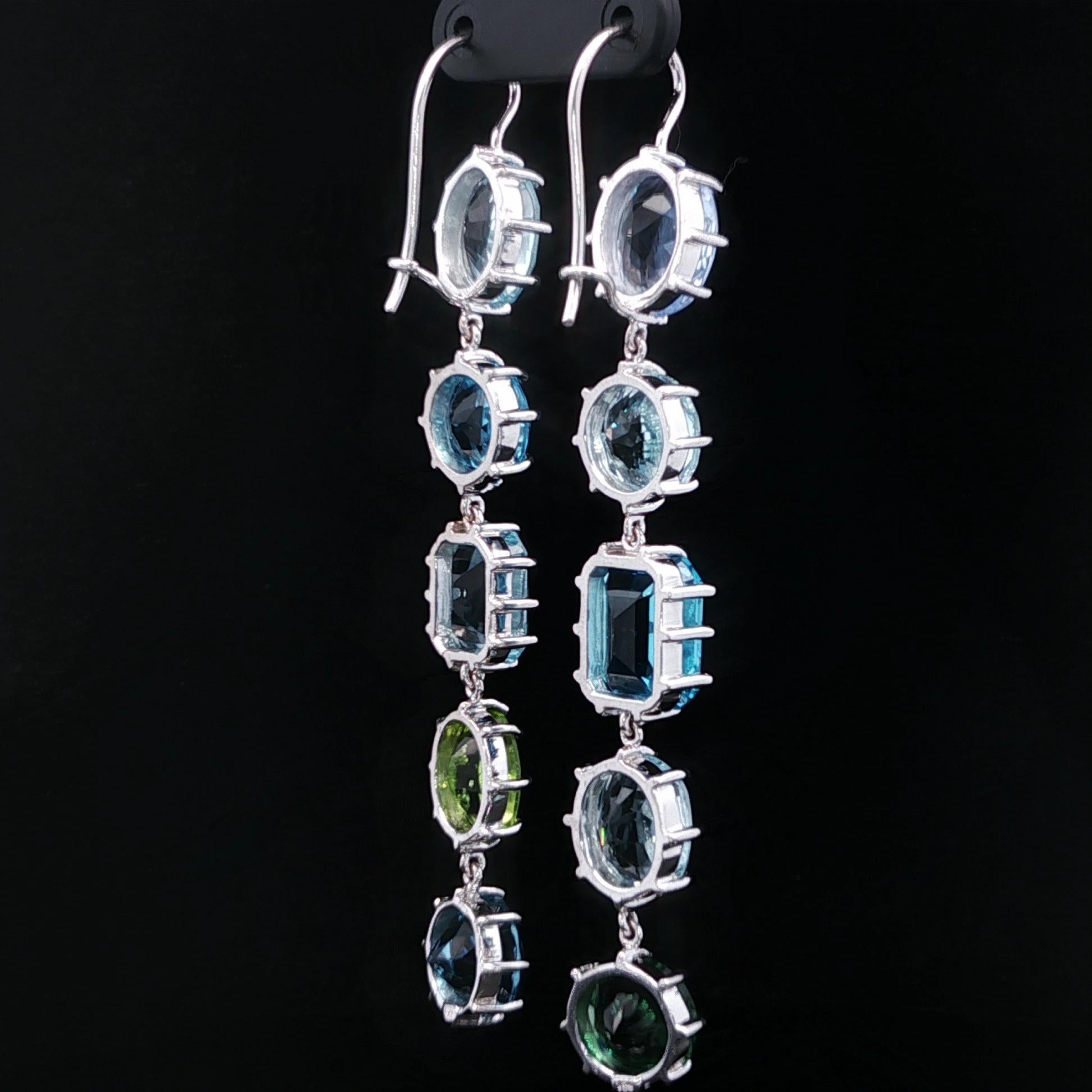 A. Collet in oro bianco, orecchini a goccia lunghi con peridoto e tormalina. in vendita 5