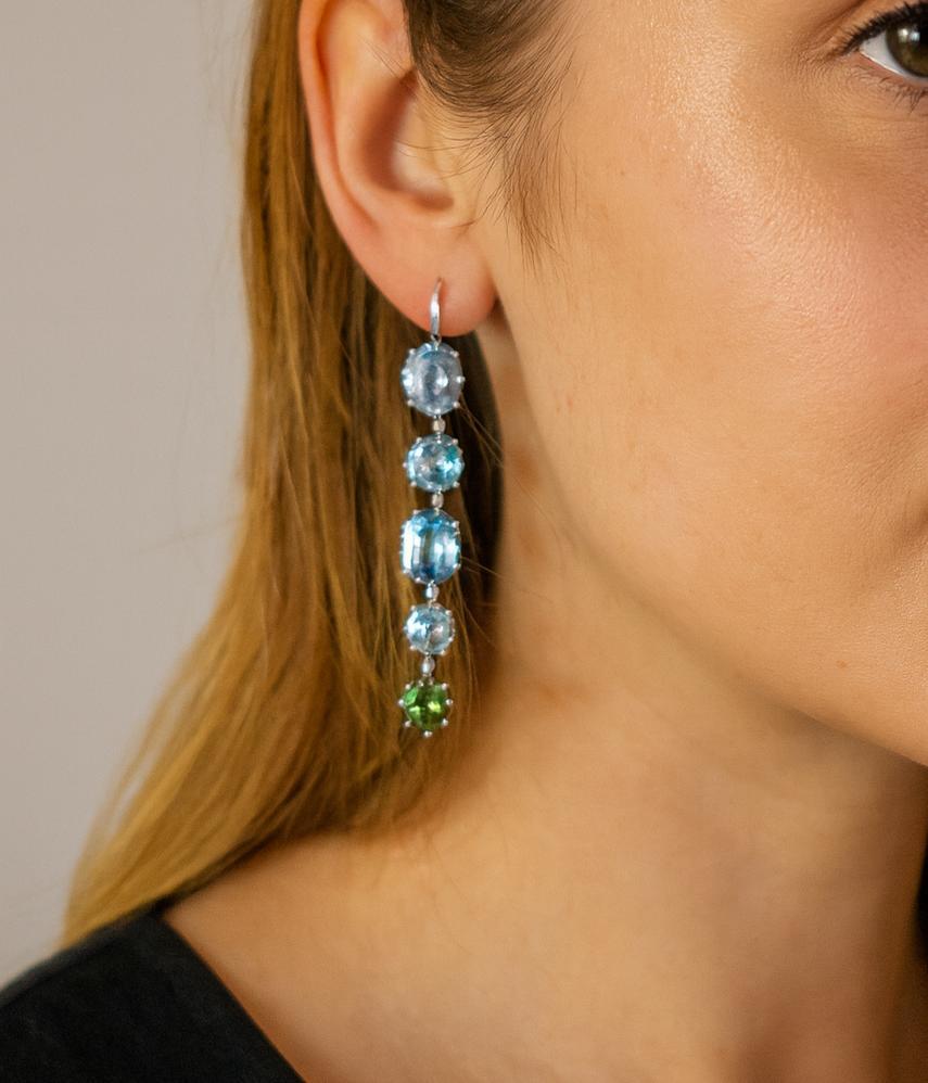 A. Collet in oro bianco, orecchini a goccia lunghi con peridoto e tormalina. in vendita 6