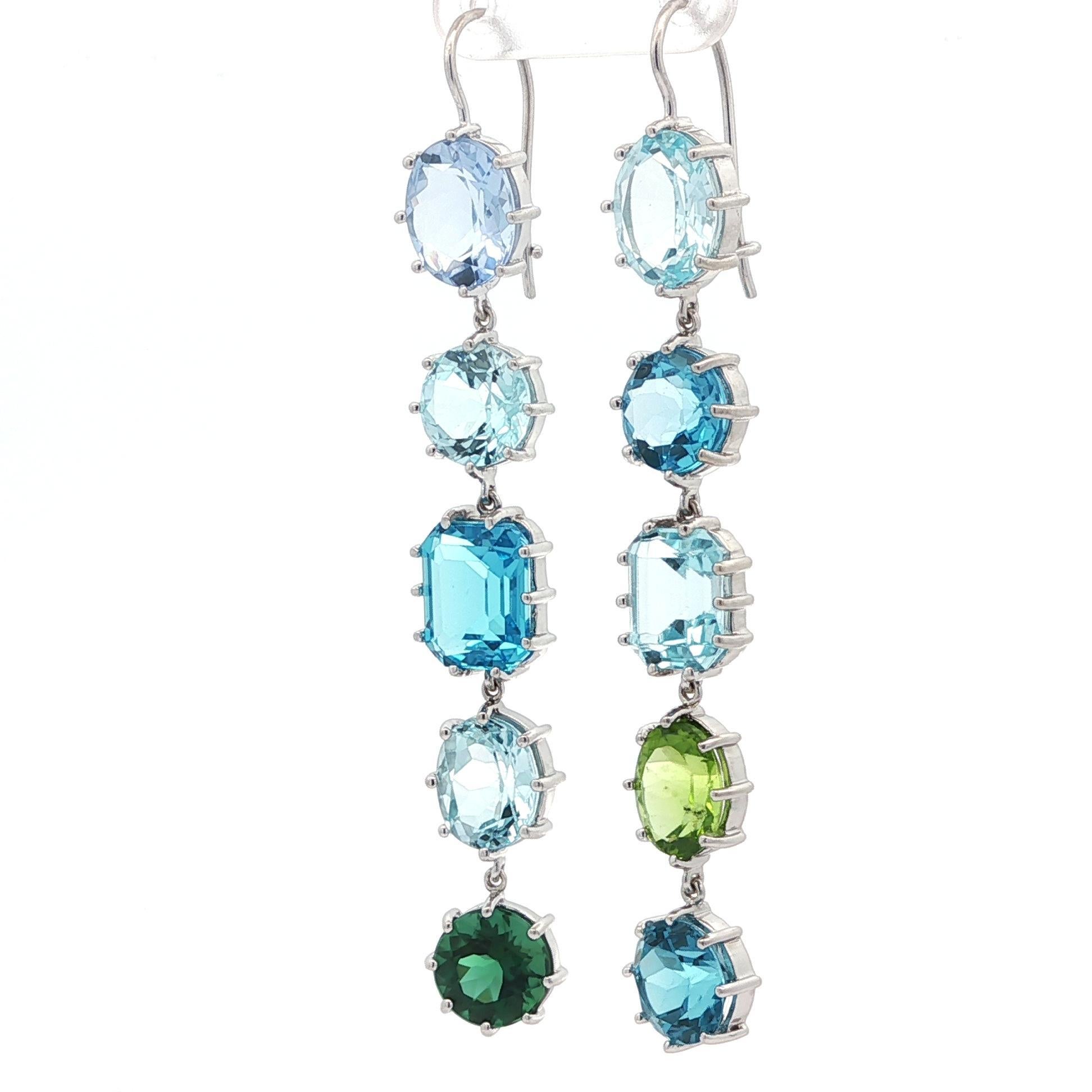 --Pietre: --
(10) Gemme colorate naturali autentiche, tra cui topazio blu, peridoto e tormalina - vari tagli - A. Collet - Colori blu e verde

Materiale: Ganci in oro bianco massiccio 18k con cestini in oro bianco 14k - Marcato 750
Peso: 18,35