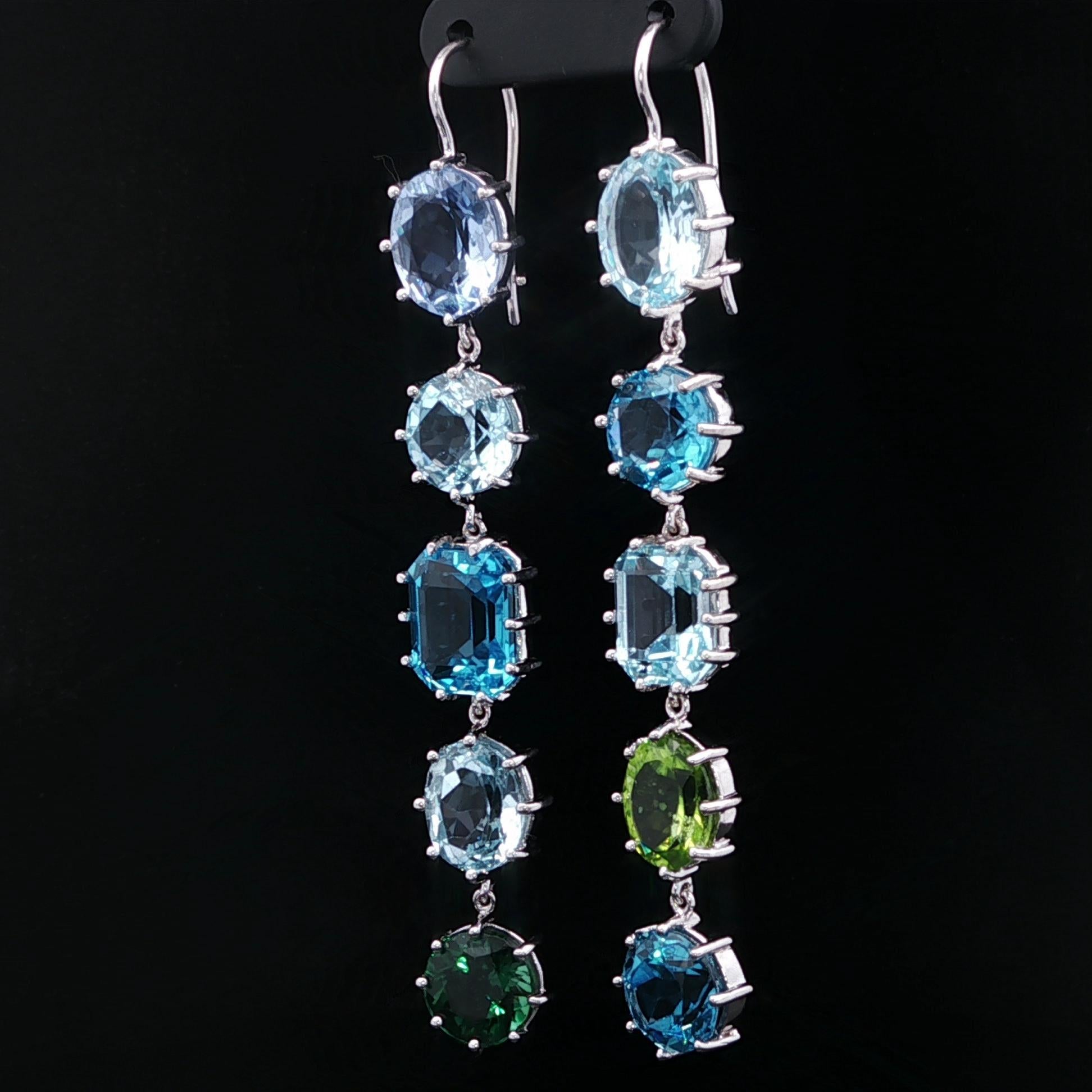 A. Collet in oro bianco, orecchini a goccia lunghi con peridoto e tormalina. in vendita 3