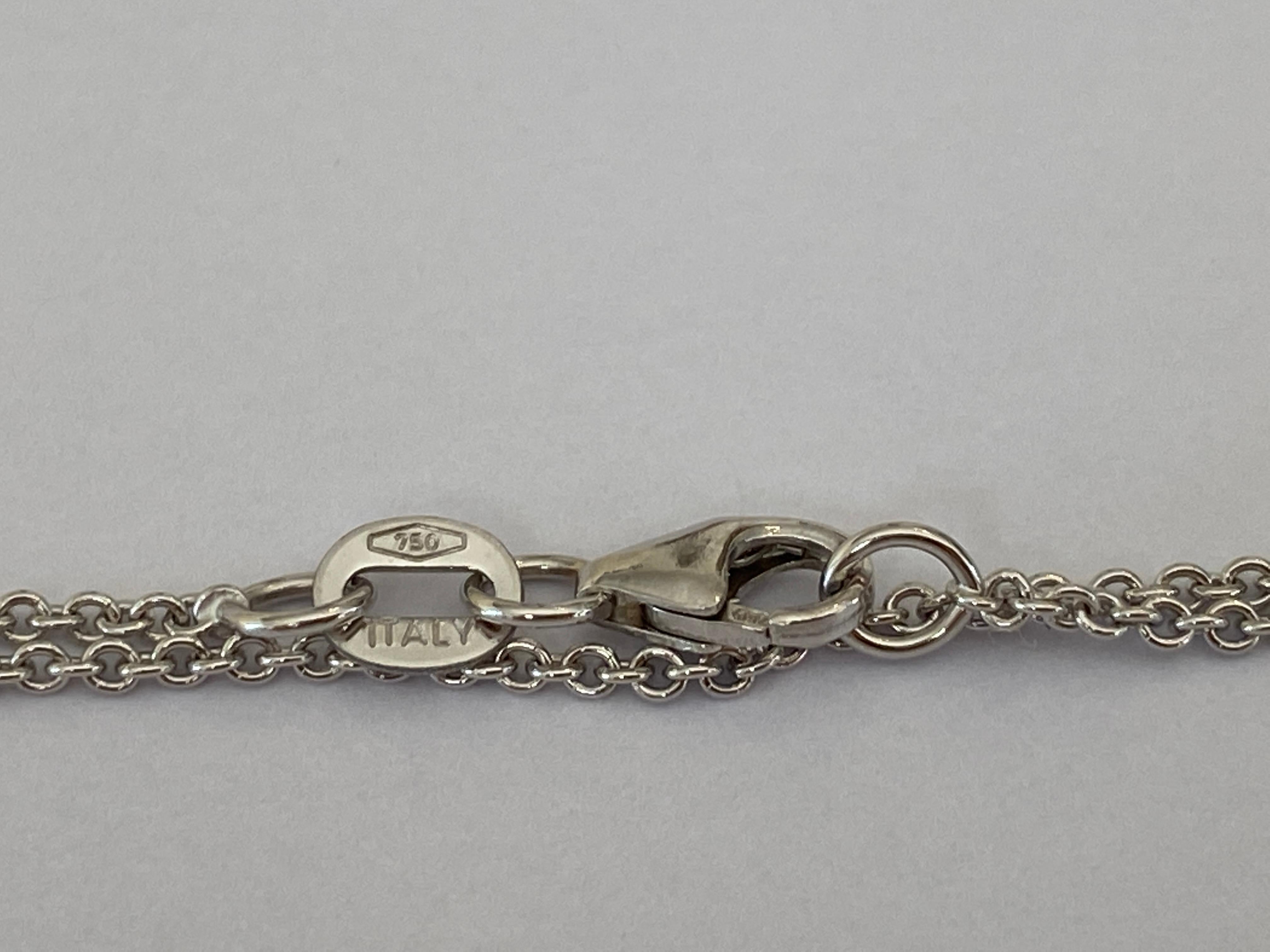 White gold collier flower pendant with 2.80 caraat white and black diamonds For Sale 4