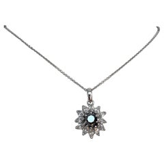 Weißgold Collier-Blumenanhänger aus Weißgold mit 2,80 Karat weißen und schwarzen Diamanten