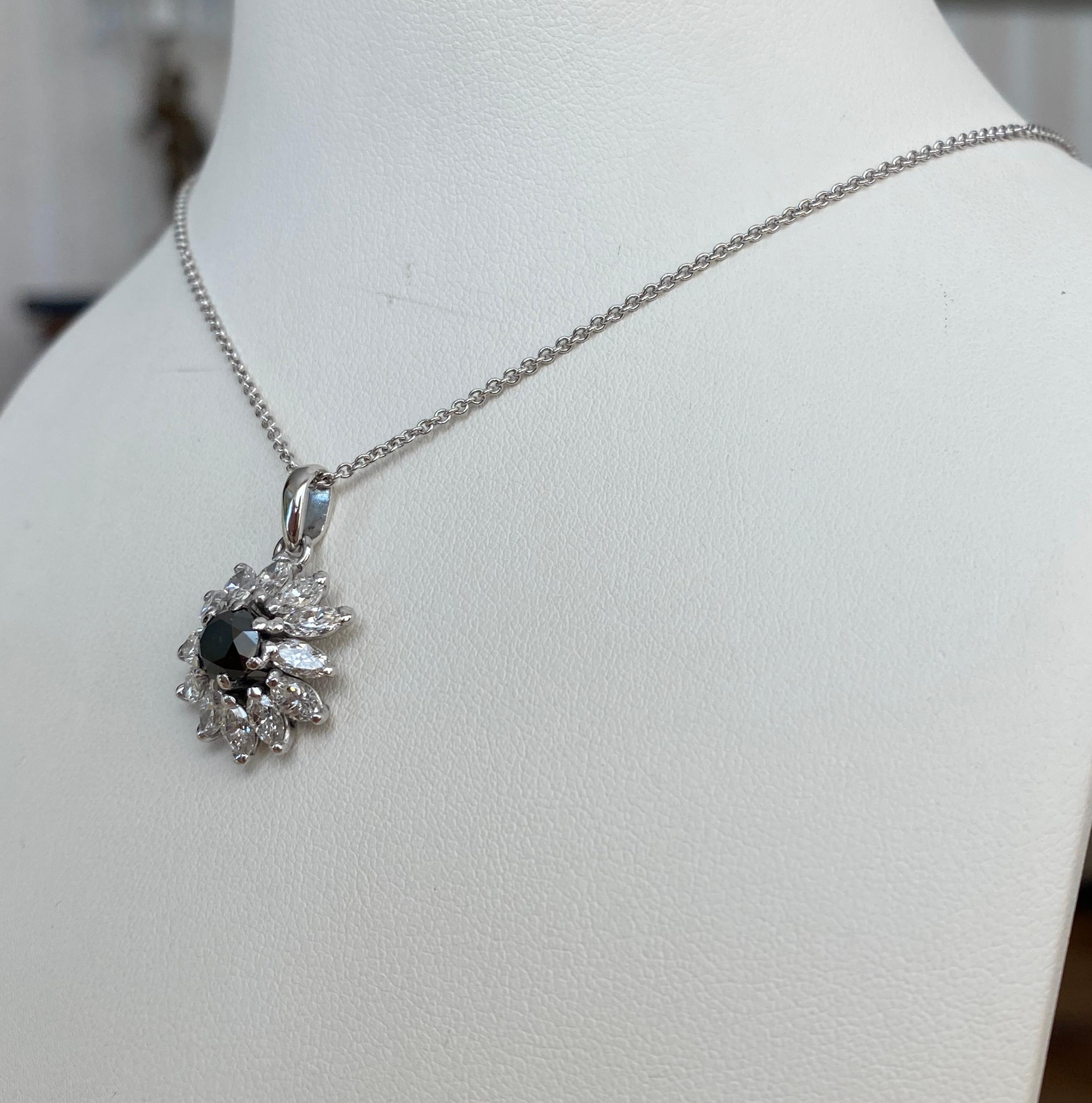White gold collier flower pendant with 2.80 caraat white and black diamonds In Good Condition For Sale In AMSTERDAM, NL