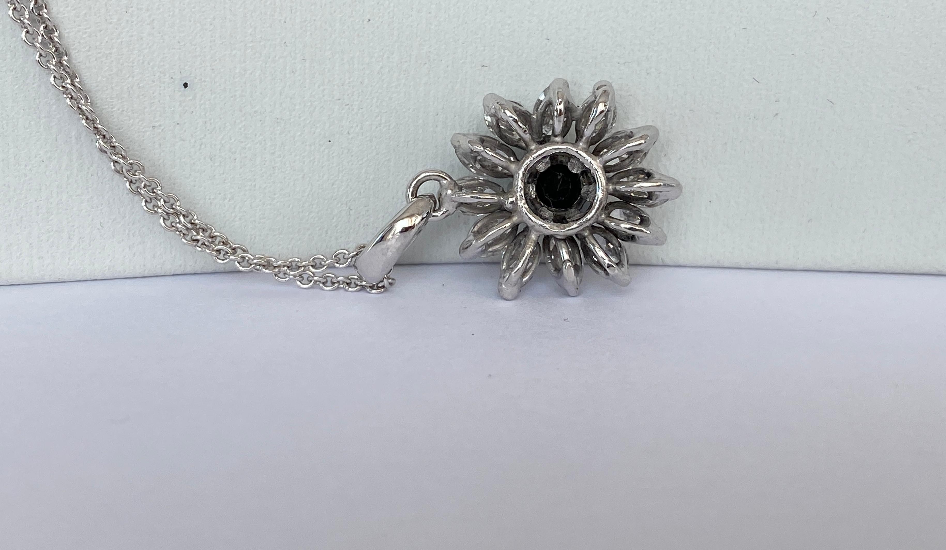 White gold collier flower pendant with 2.80 caraat white and black diamonds For Sale 3