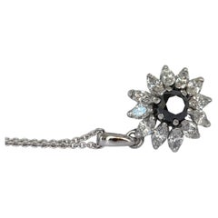 Pendentif fleur collier en or blanc avec diamants blancs et noirs de 2,80 carats