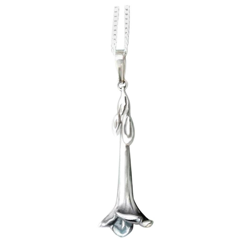 Collier pendentif contemporain Bindweed en or blanc conçu par l'artiste