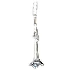 Collana contemporanea in oro bianco con ciondolo Bindweed, disegnata dall'artista