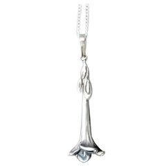 Collier pendentif contemporain Bindweed en or blanc conçu par l'artiste