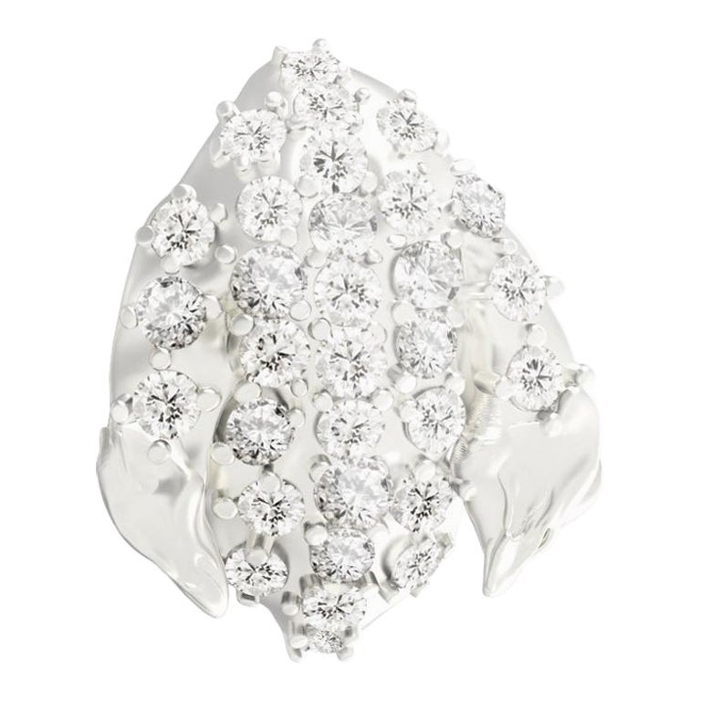Broche floral contemporáneo de oro blanco con pétalos de peonía y treinta diamantes