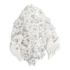 Broche floral contemporáneo de oro blanco con pétalos de peonía y treinta diamantes