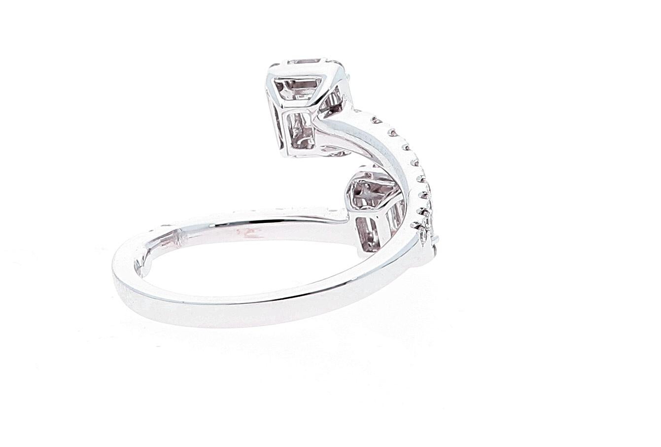 0.82 ct of Baguette Cut Diamonds. Contrarie Engagement Ring Made in Italy In New Condition For Sale In Rome, IT