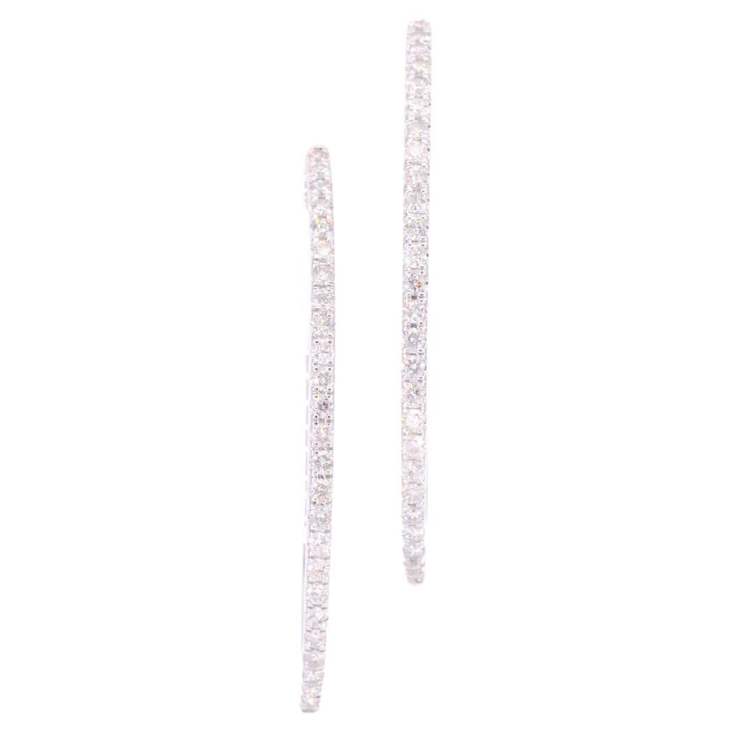 Ces boucles d'oreilles créoles en or blanc serties de diamants sont un ajout éblouissant à toute collection de bijoux. Les 1,75 carats de diamants taillés en brillant sont d'une qualité exceptionnelle, avec une couleur F-G et une pureté SI-P. Les
