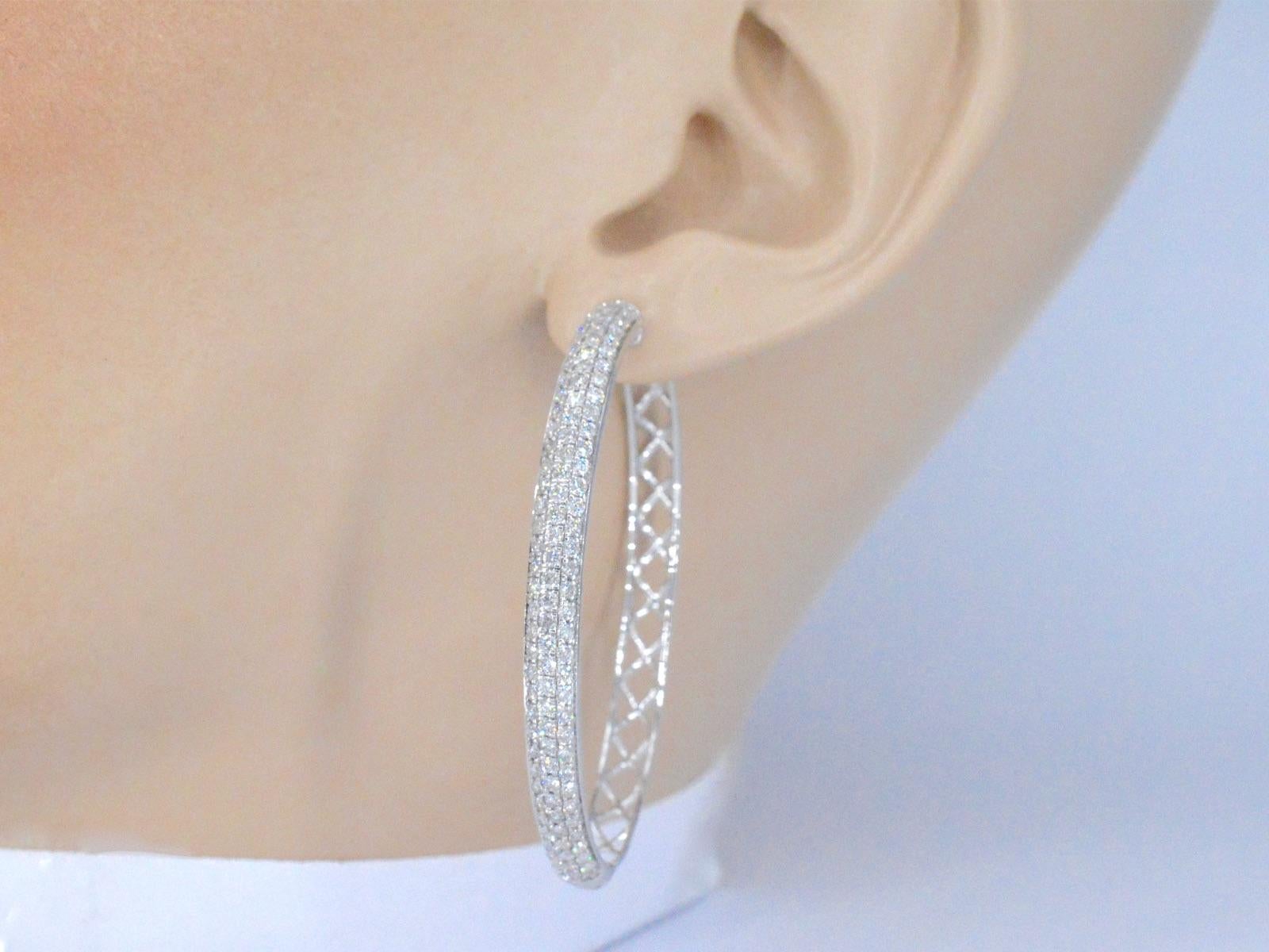 Contemporain Boucles d'oreilles Créole en or blanc avec diamants en vente