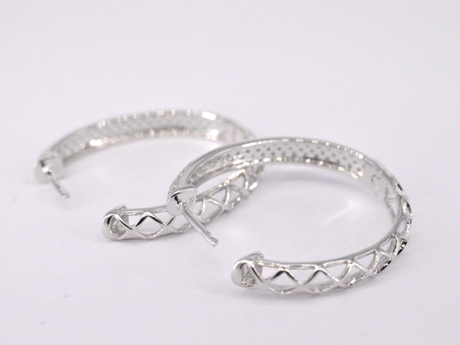 Orecchini creoli in oro bianco con diamanti in vendita 1