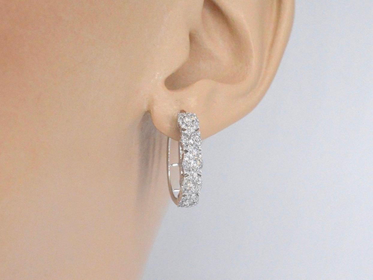 

Diamonds
Weight: 1.25 carat
Shape: Brilliant cut Round cut
Colour: F-G
Clarity: SI-P
Quality: Very good

Jewel: Earrings
Weight: 3.5 gram
Diameter: 20 mm
Hallmark: 14 karat 
Condition: New

Retail value: € 3.250
