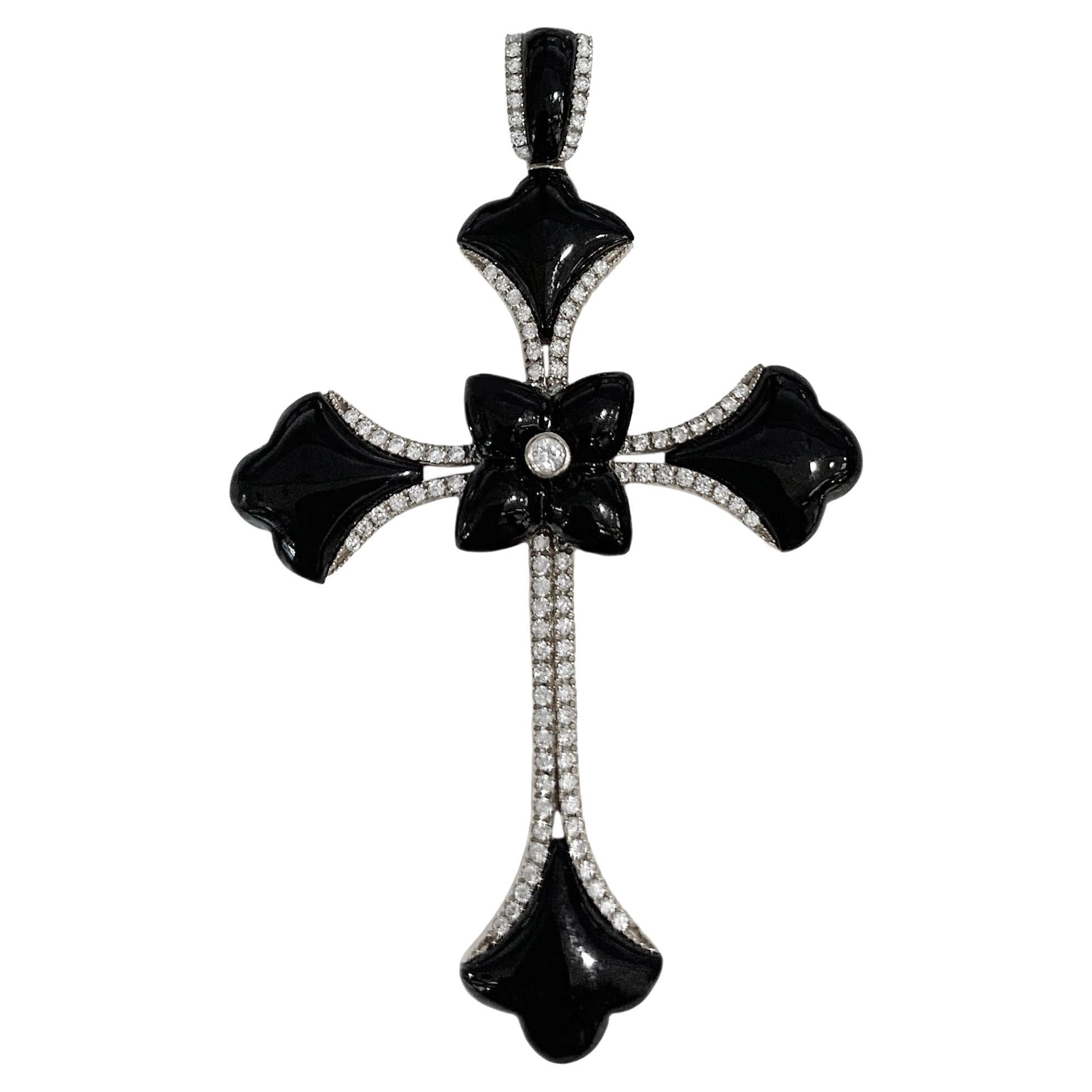 Pendentif croix en or blanc avec diamants et onyx noir en vente