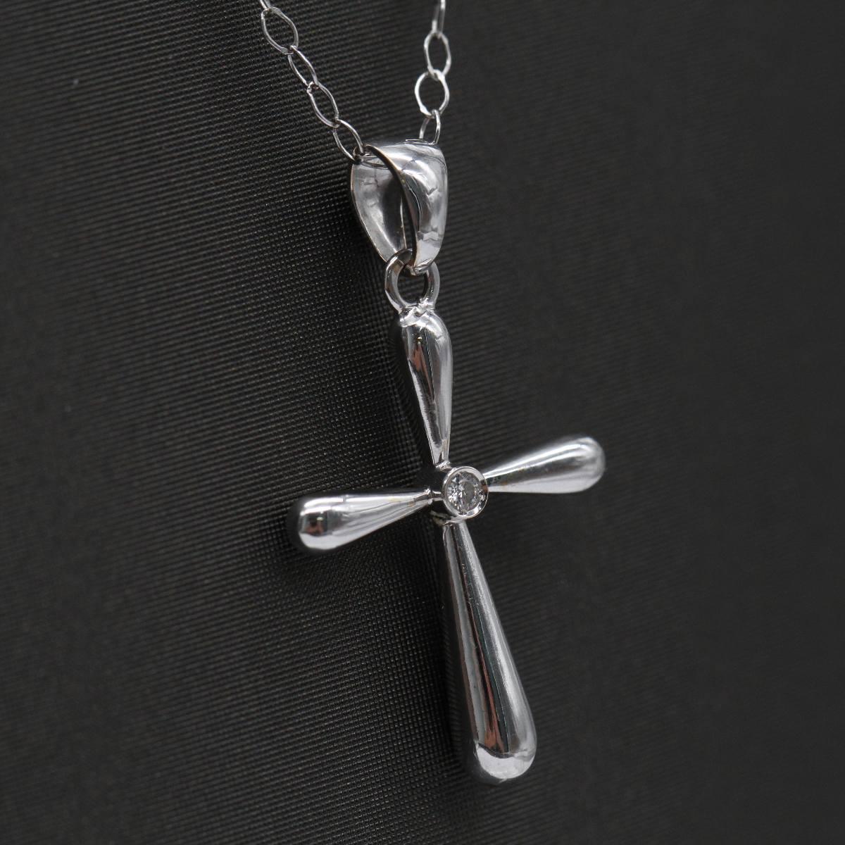 Collier CRUX en or blanc avec diamants - Design Elegance et Timeless Pour femmes en vente