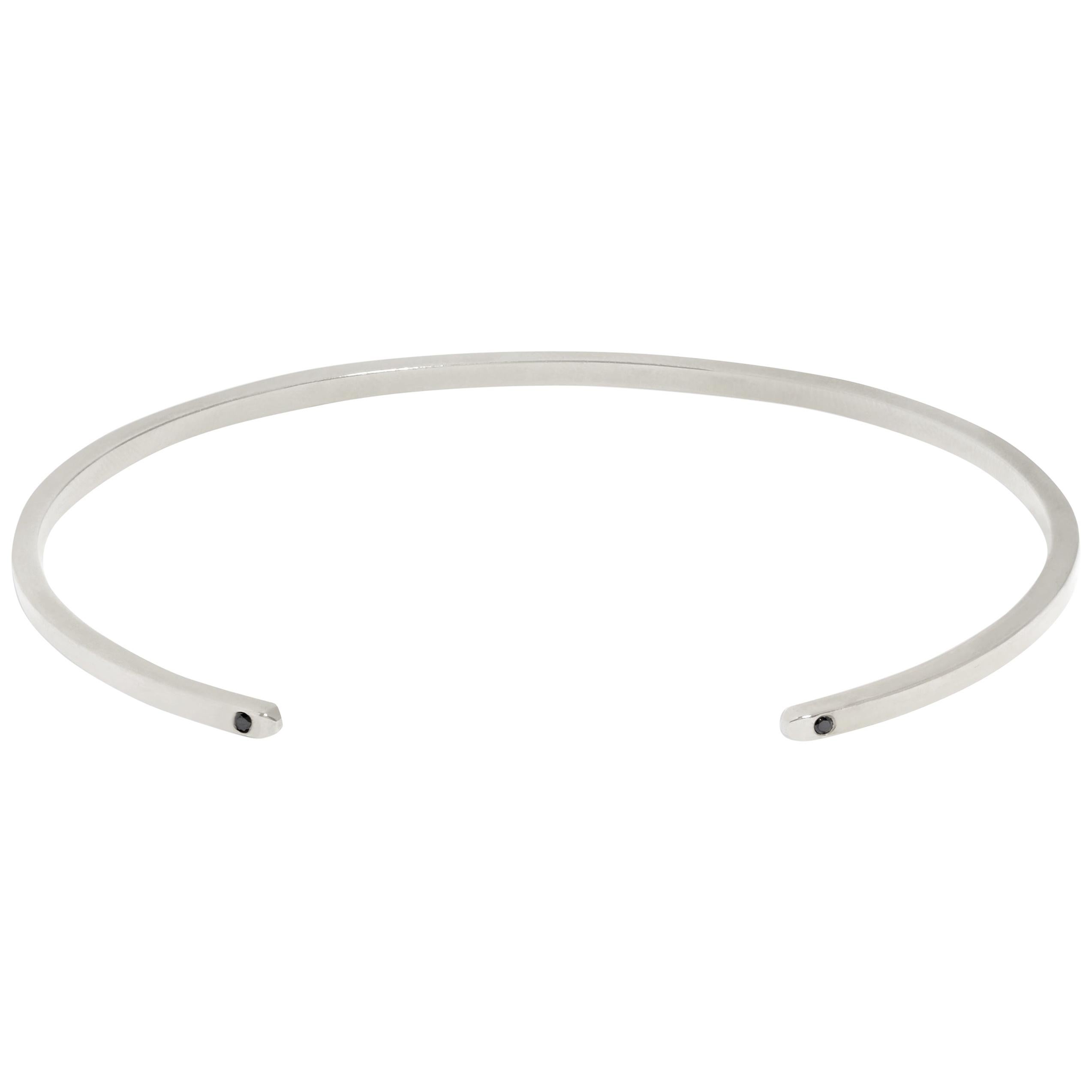 Manschettenarmband aus massivem Weißgold mit schwarzen Diamanten von Allison Bryan