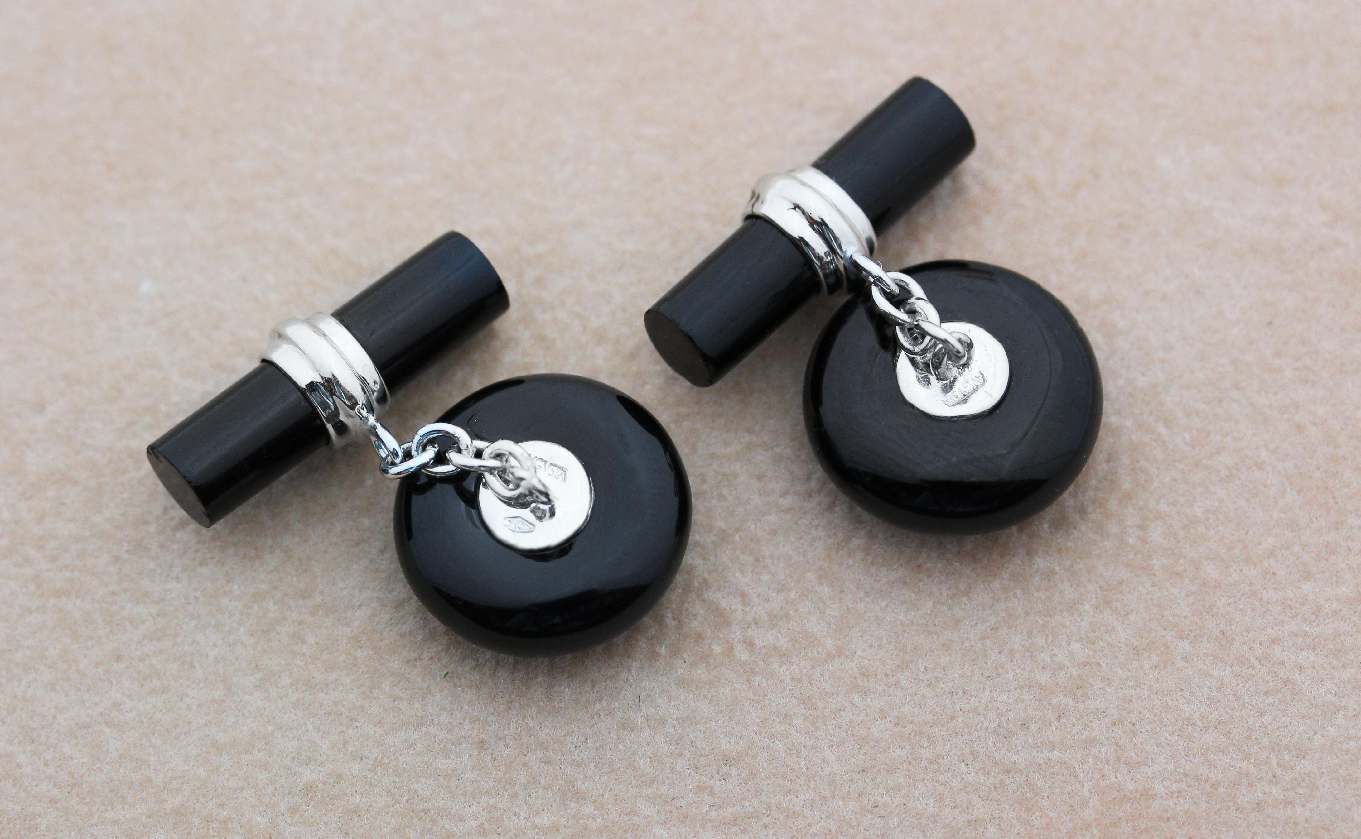 These exquisite cufflinks is totally made of onyx and feature a striking contrasting color combination produced by the black onyx of the front face shaped as a circle and the cabochon ruby adorning the center.
The onyx toggle is carved as a