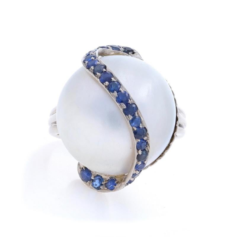 Dimensioni: 4 3/4
Costo della taglia: Up & Up di una taglia per 60€.

Epoca: Vintage

Contenuto del metallo: Oro bianco 14k

Informazioni su A. Stone

Perla Mabe coltivata

Zaffiri naturali
Trattamento: Riscaldamento
Carati: .97ctw
Taglio: