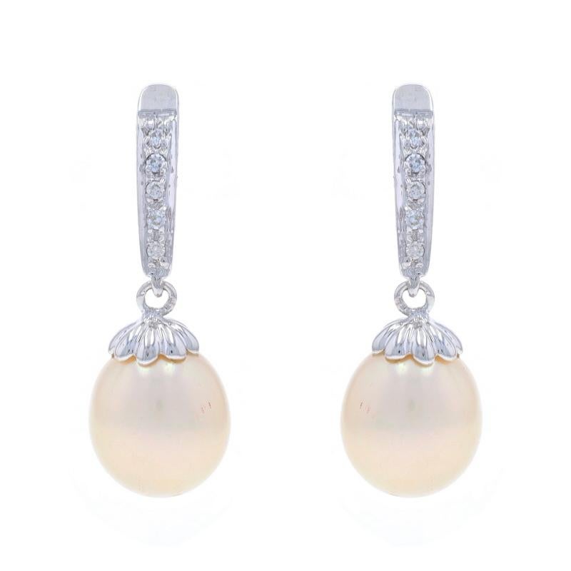 Contenuto del metallo: Oro bianco 14k

Informazioni su A. Stone

Perle coltivate
Colore: bianco

Diamanti naturali
Carati: .05ctw
Taglio: Rotondo brillante
Colore: G - H
Chiarezza: SI1 - SI2

Stile: Pendente
Tipo di chiusura: Chiusura a