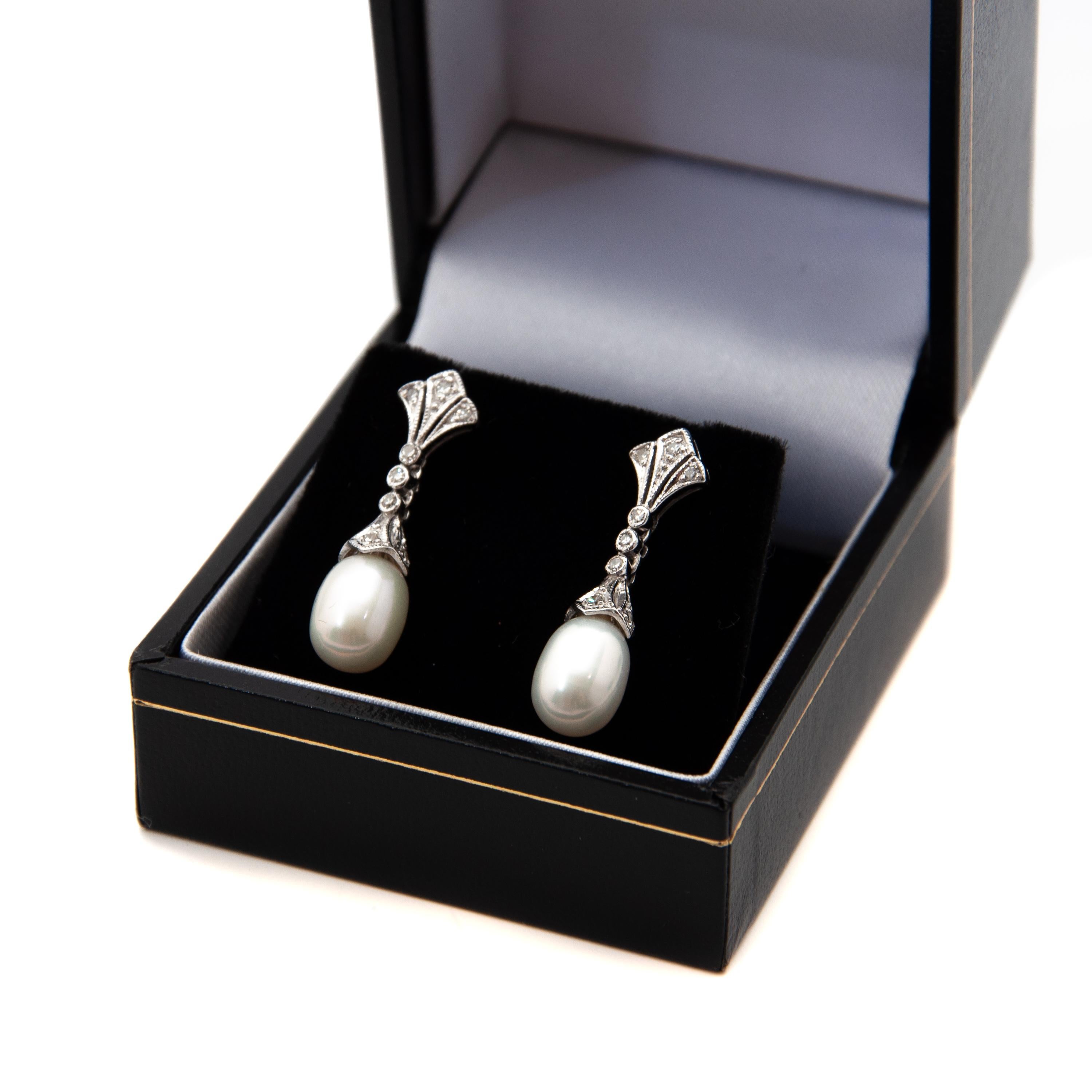 Art Deco Diamond Pearl 14 Karat White Gold Drop Earrings In Good Condition For Sale In Rotterdam, NL
