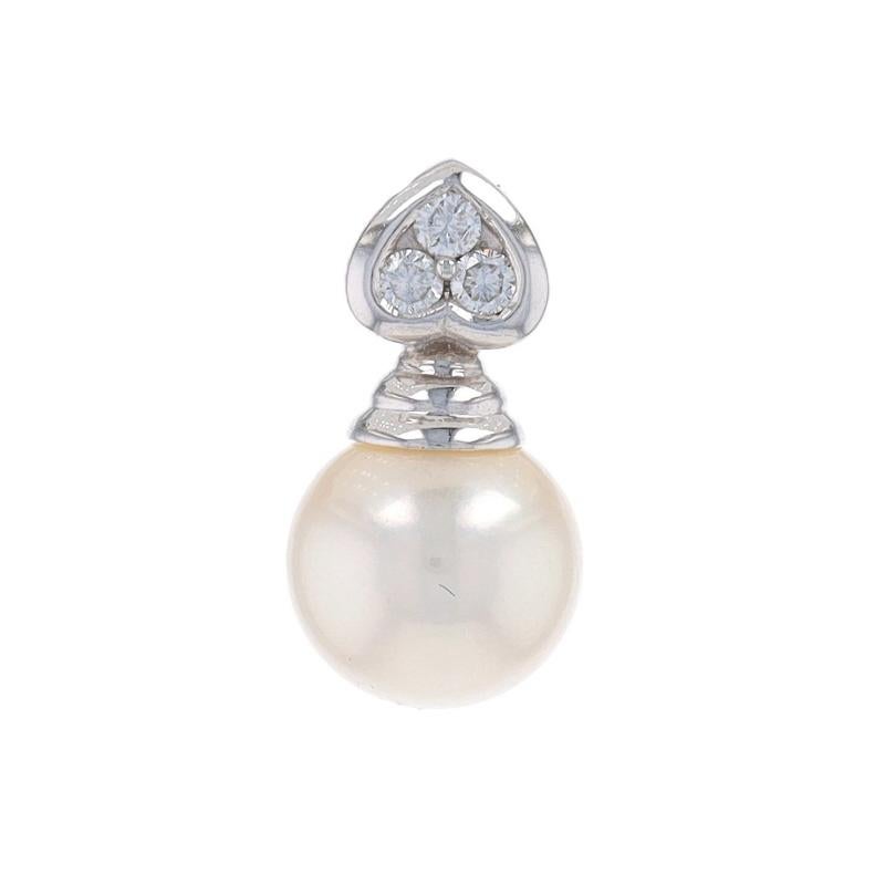 Contenuto del metallo: Oro bianco 14k

Informazioni su A. Stone
Perla coltivata
Colore: bianco

Diamanti naturali
Carati: .09ctw
Taglio: Rotondo brillante
Colore: G
Chiarezza: VS1 - VS2

Misure
Alto: 19/32