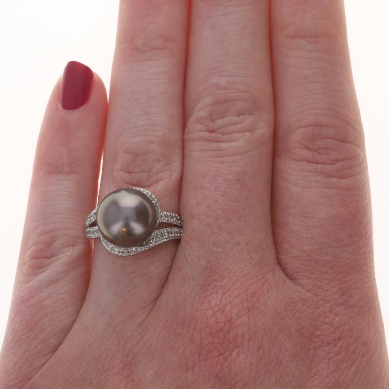 Perlina Anello bypass con diamante e perla di Tahiti coltivata in oro bianco 14k .18ctw Swirl in vendita
