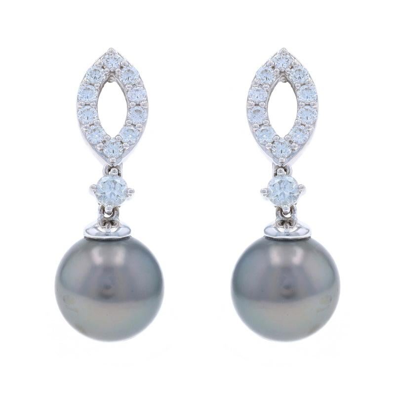 Contenuto del metallo: Oro bianco 14k

Informazioni su A. Stone

Perle di Tahiti coltivate
Dimensioni: 9,2 mm

Diamanti naturali
Carati: .60ctw
Taglio: Rotondo brillante
Colore: H. H. - I.
Chiarezza: VS2 - SI1

Carati totali: .60ctw

Stile: