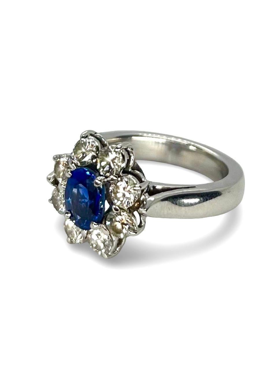 Anello a margherita in oro bianco con zaffiro da 1,62 carati e diamanti da 1,30 carati In condizioni ottime in vendita a PARIS, FR