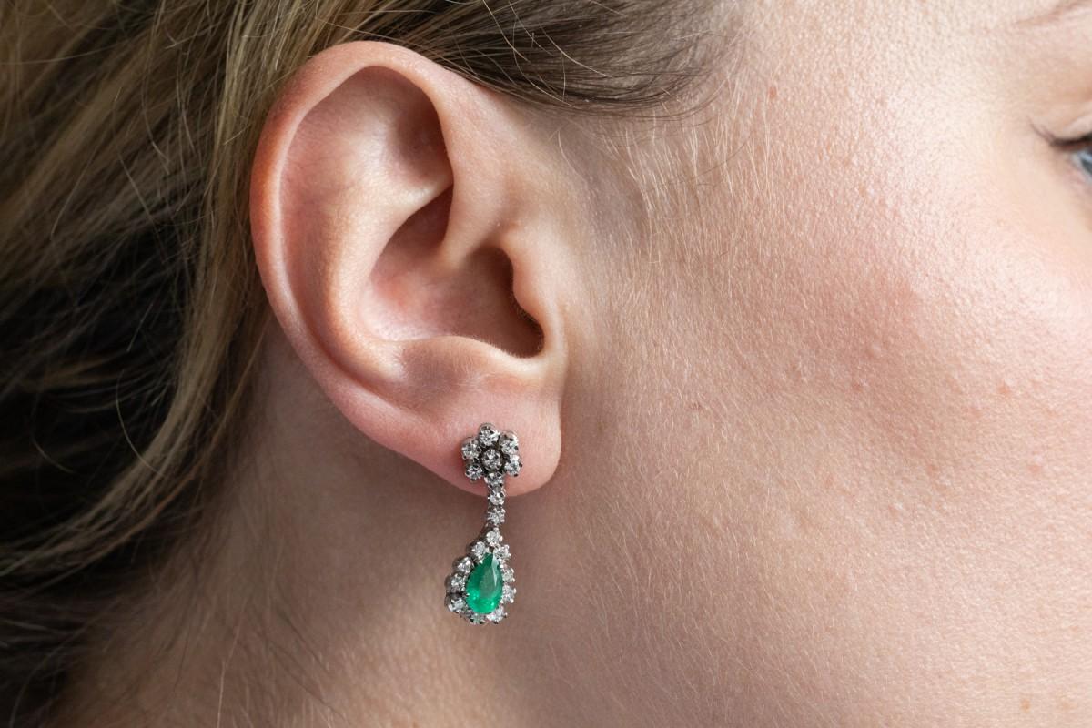 White Gold Dangle Earrings with Emeralds and Diamonds

These earrings are crafted from 14-karat white gold (0.585 fineness). The drop earrings are set with two faceted, teardrop-shaped emeralds (approx. 8 x 4.5 mm) weighing approximately 1.10 ct.