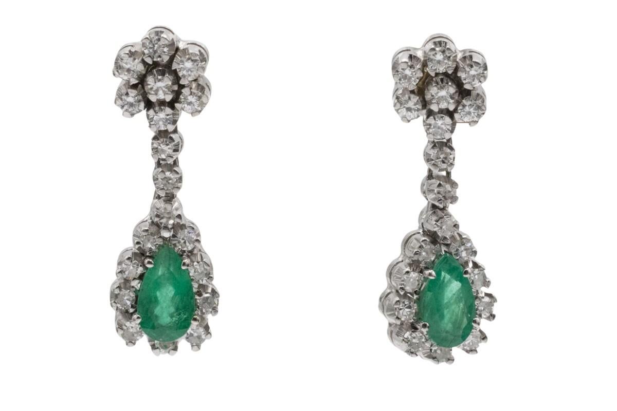 Moderno White Gold Dangle Earrings with Emeralds and Diamonds in vendita