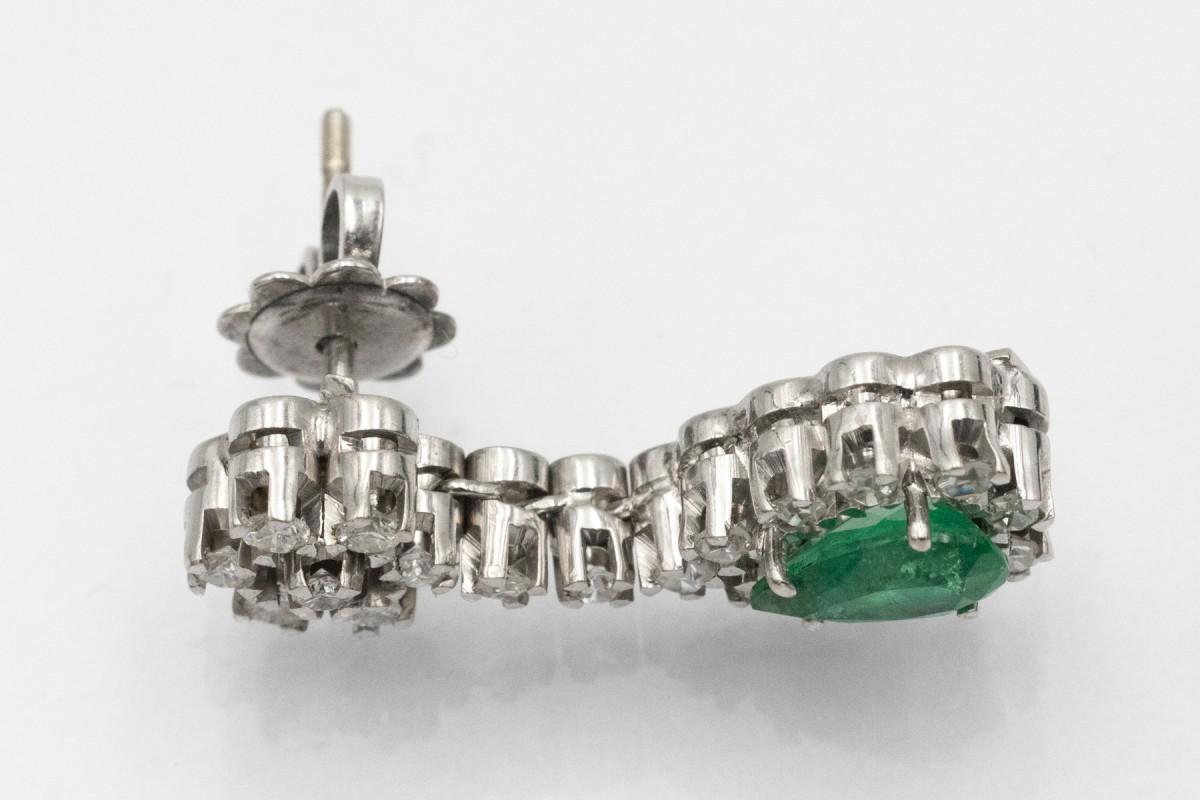 Taglio a goccia White Gold Dangle Earrings with Emeralds and Diamonds in vendita