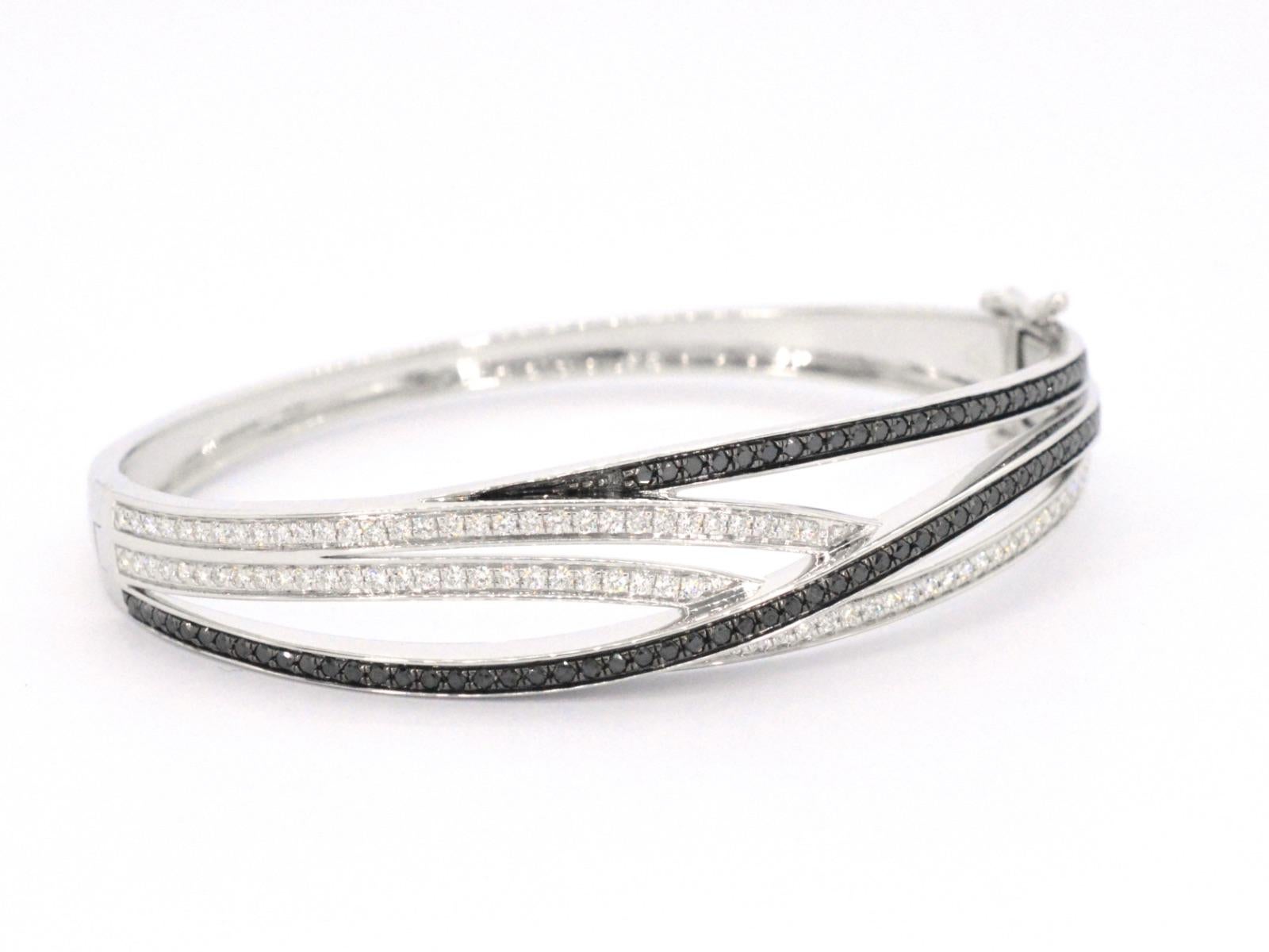 Brilliant Cut White Gold Design Bracelet with White and Black Brilliant Diamonds For Sale