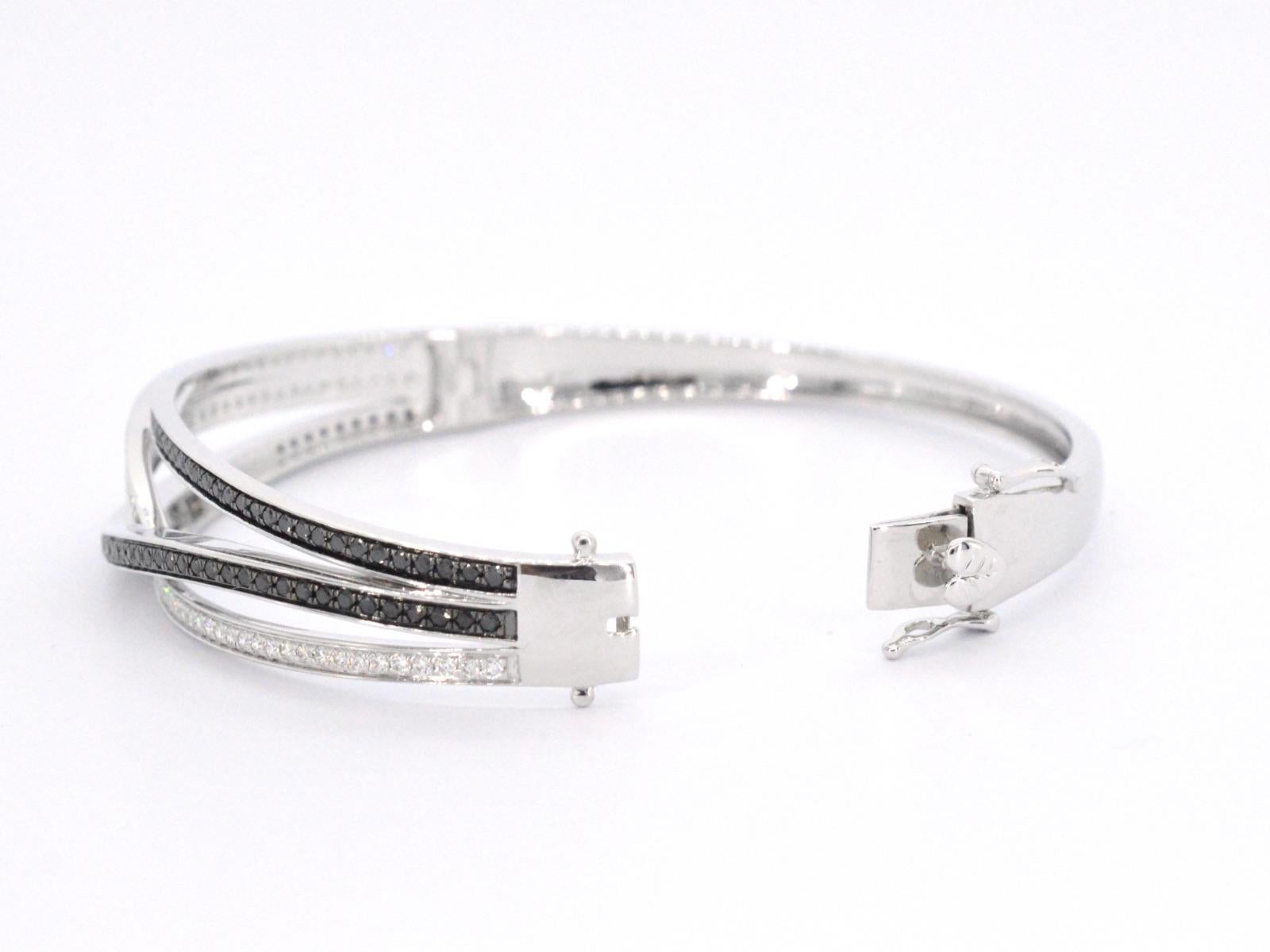 White Gold Design Bracelet with White and Black Brilliant Diamonds In New Condition For Sale In AMSTELVEEN, NH