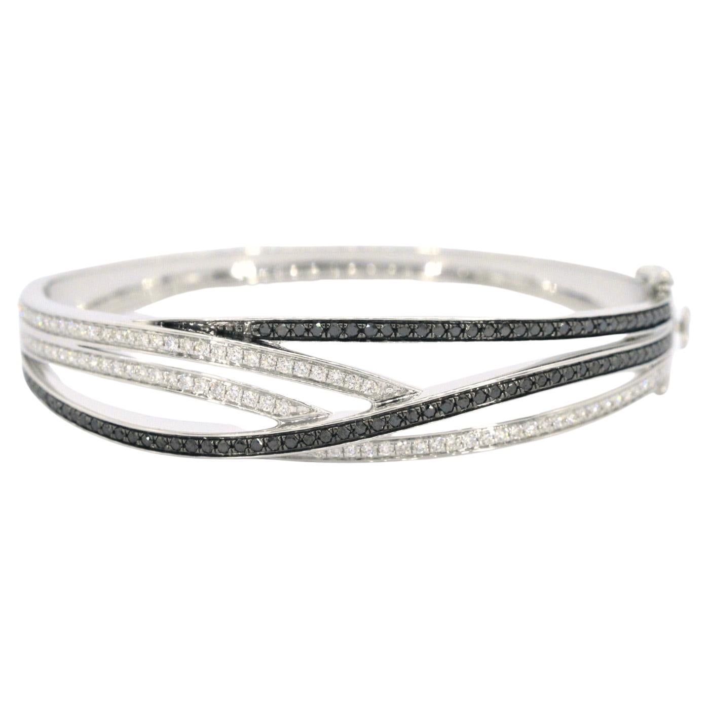 Bracelet design en or blanc avec diamants blancs et noirs brillants