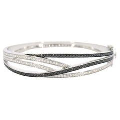 Bracelet design en or blanc avec diamants blancs et noirs brillants