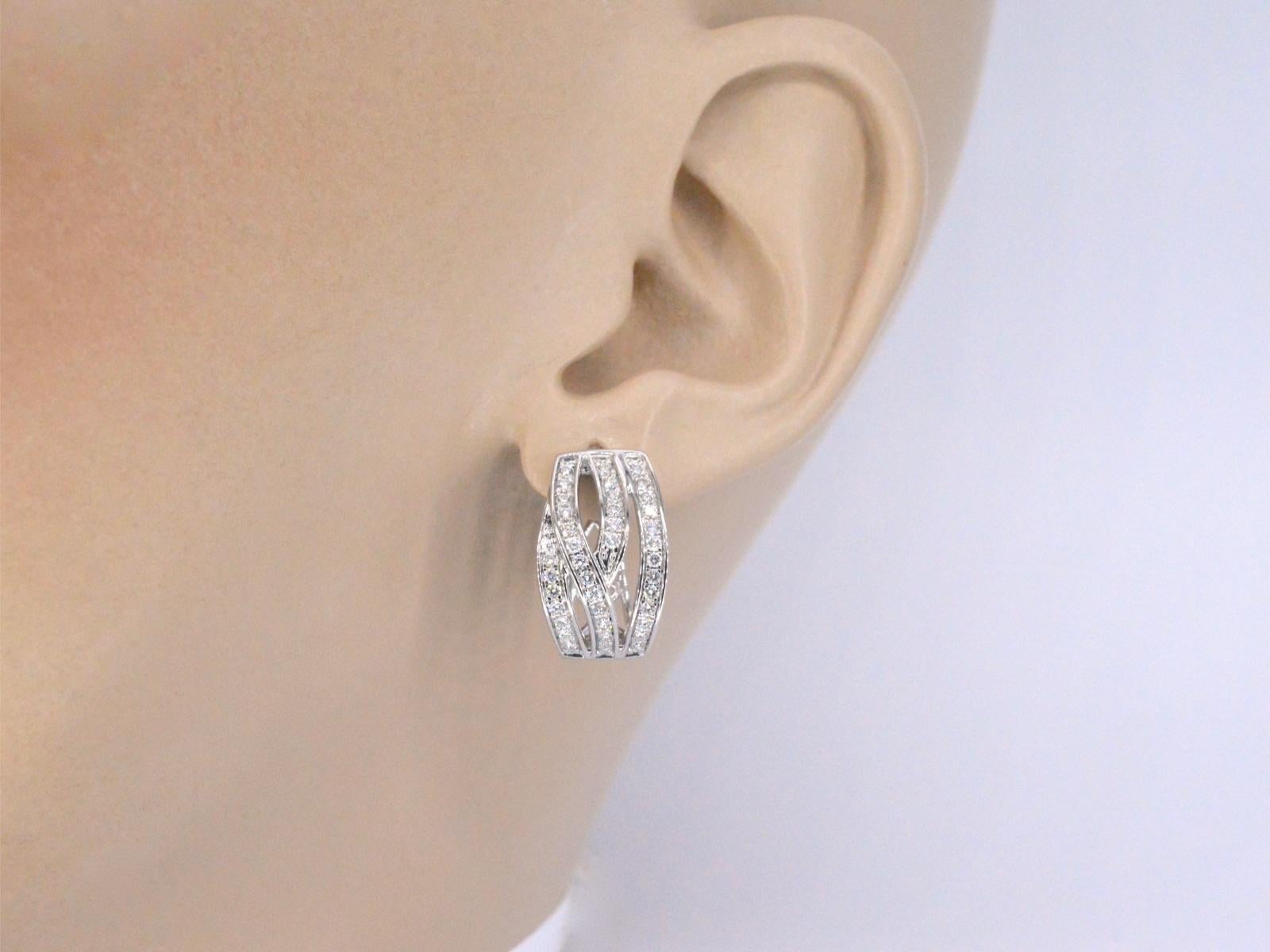 Contemporain Boucles d'oreilles design en or blanc avec diamants brillants en vente