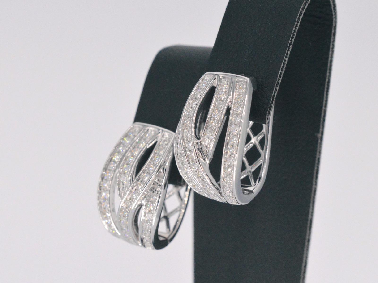 Taille brillant Boucles d'oreilles design en or blanc avec diamants brillants en vente